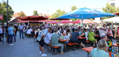 Vorschau Stimmungsvolles Weinfest am neuen Paradeplatz